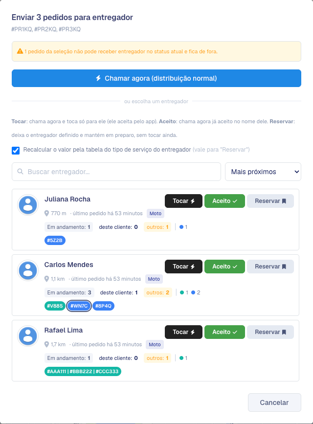 Tela Enviar 3 pedidos para entregador com o aviso de 1 pedido que fica de fora, o botão Chamar agora e a lista de entregadores com Tocar, Aceito e Reservar