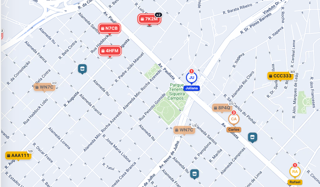 Mapa com pins de pedido com número, casinhas de coleta e entregadores com o número de pedidos em andamento